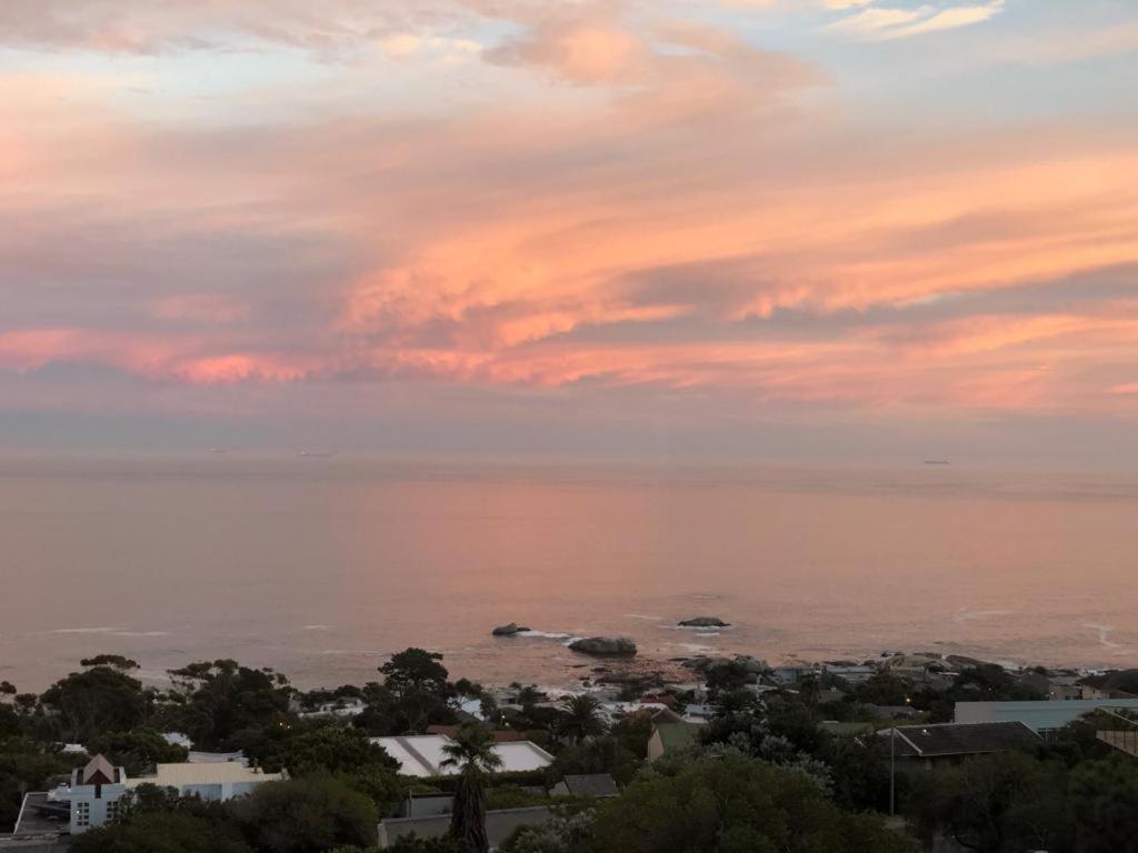 Camps Bay Blue Self-Catering Studios Cape Town Exterior photo