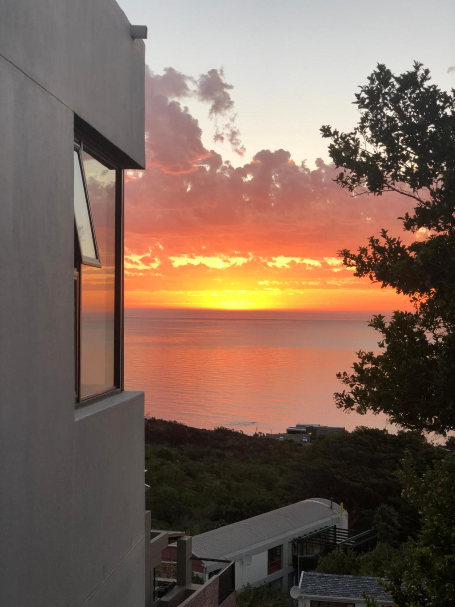 Camps Bay Blue Self-Catering Studios Cape Town Exterior photo